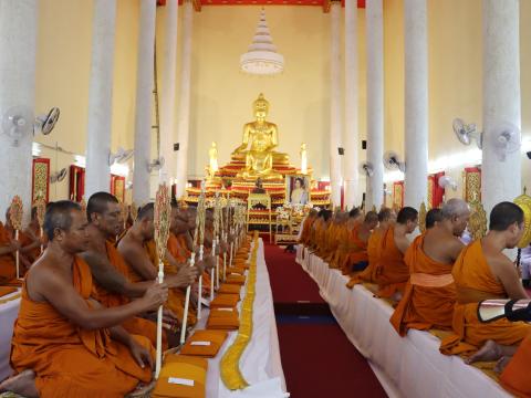 ร่วมพิธีบำเพ็ญกุศลสวดพระพุทธมนต์หรือสวดพระอภิธรรมอุทิศถวายพระราชกุศล