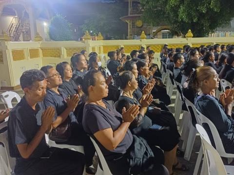 ร่วมพิธีบำเพ็ญกุศลสวดพระพุทธมนต์หรือสวดพระอภิธรรมอุทิศถวายพระราชกุศล