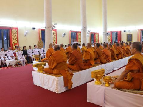 ร่วมพิธีบำเพ็ญกุศลสวดพระพุทธมนต์หรือสวดพระอภิธรรมอุทิศถวายพระราชกุศล