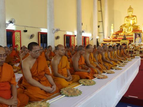 ร่วมพิธีบำเพ็ญกุศลสวดพระพุทธมนต์หรือสวดพระอภิธรรมอุทิศถวายพระราชกุศล