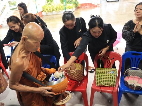 พิธีทำบุญตักบาตรถวายพระราชกุศลแด่สมเด็จพระนางเจ้าสิริกิติ์ฯ