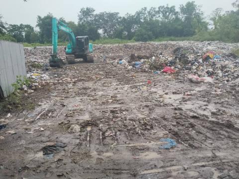 ปรับเกลี่ยพื้นที่บ่อขยะ