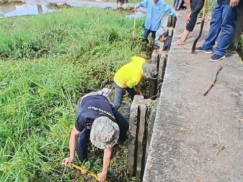 แก้ปัญหาวัชพืชที่ปิดกั้นประตูระบายคลองอีแซวสระขาม