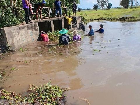 แก้ปัญหาวัชพืชที่ปิดกั้นประตูระบายคลองอีแซวสระขาม