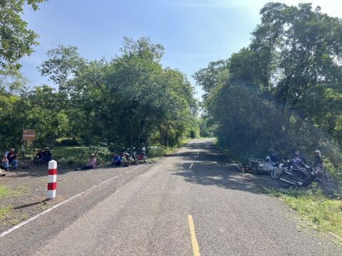 ตัดแต่งต้นไม้ริมถนน เพื่อปรับทัศนวิสัยในการขับขี่