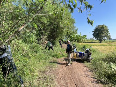 ดำเนินการตัดแต่งต้นไม้ริมถนนคลองโป่ง