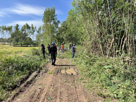 ดำเนินการตัดแต่งต้นไม้ริมถนนคลองโป่ง