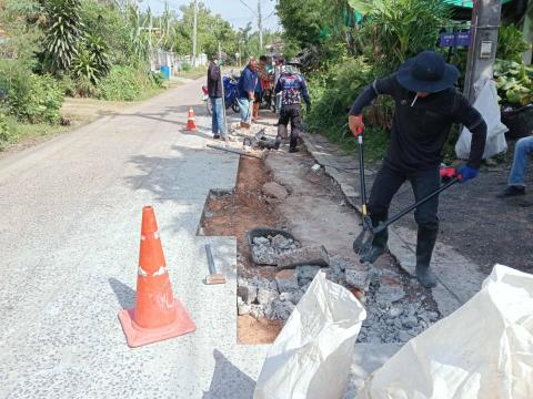 ซ่อมถนนคอนกรีตที่ชำรุด