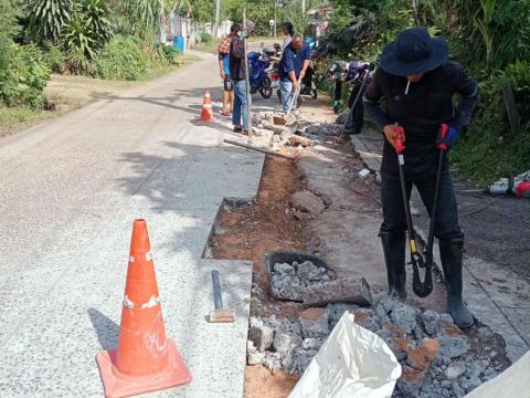 ซ่อมถนนคอนกรีตที่ชำรุด