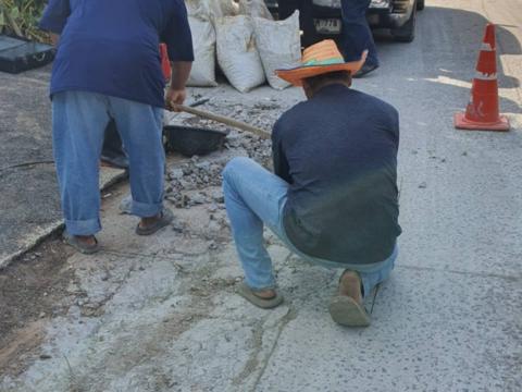 ซ่อมถนนคอนกรีตที่ชำรุด