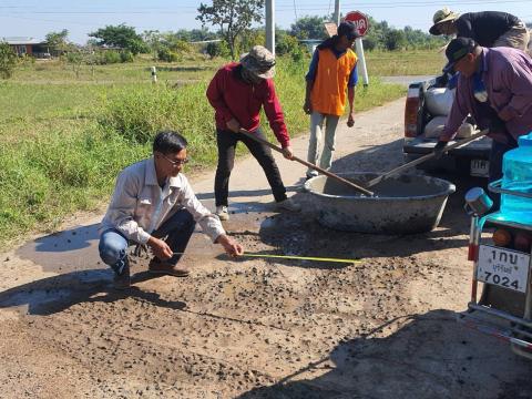 งพื้นที่ซ่อมถนนคอนกรีตที่ชำรุดบริเวณหน้าโรงสี หมู่ที่ 2