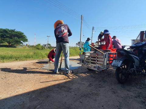 งพื้นที่ซ่อมถนนคอนกรีตที่ชำรุดบริเวณหน้าโรงสี หมู่ที่ 2