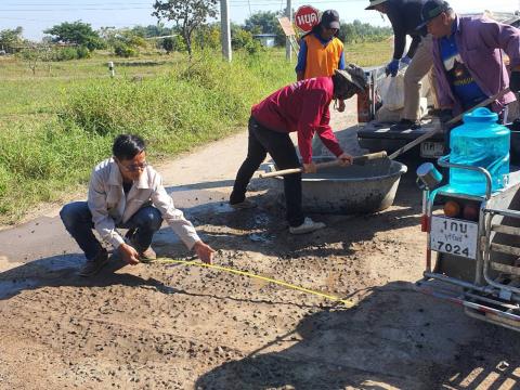 งพื้นที่ซ่อมถนนคอนกรีตที่ชำรุดบริเวณหน้าโรงสี หมู่ที่ 2