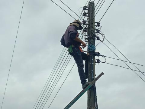 ซ่อมแซมไฟฟ้าส่องสว่าง ในพื้นที่หมู่ที่ 3