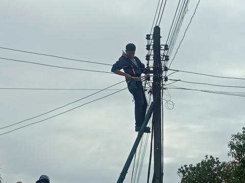 ซ่อมแซมไฟฟ้าส่องสว่าง ในพื้นที่หมู่ที่ 3