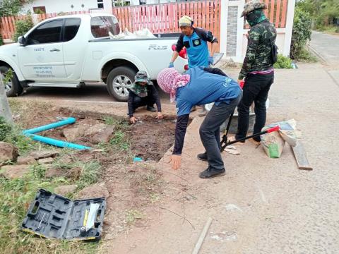 ดำเนินการซ่อมแซมถนนที่ชำรุดเสียหาย