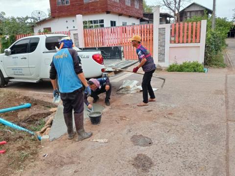 ดำเนินการซ่อมแซมถนนที่ชำรุดเสียหาย