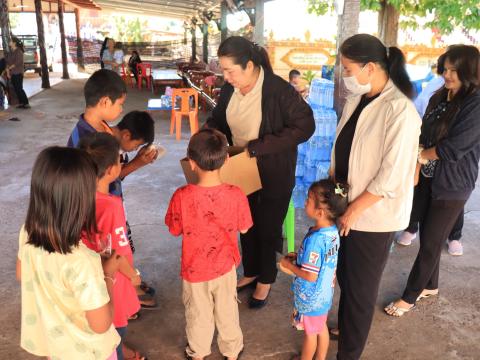 ส่งมอบสิ่งของอุปโภคบริโภค ณ ศูนย์พักพิงชั่วคราว วัดหนองโบส์ถ