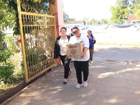 ส่งมอบสิ่งของอุปโภคบริโภค ณ ศูนย์พักพิงชั่วคราว วัดหนองโบส์ถ