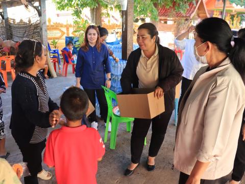 ส่งมอบสิ่งของอุปโภคบริโภค ณ ศูนย์พักพิงชั่วคราว วัดหนองโบส์ถ