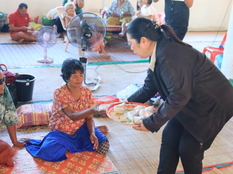 ส่งมอบสิ่งของอุปโภคบริโภค ณ ศูนย์พักพิงชั่วคราว วัดหนองโบส์ถ