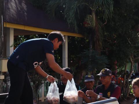 ส่งมอบสิ่งของอุปโภคบริโภค ณ ศูนย์พักพิงชั่วคราว วัดหนองโบส์ถ