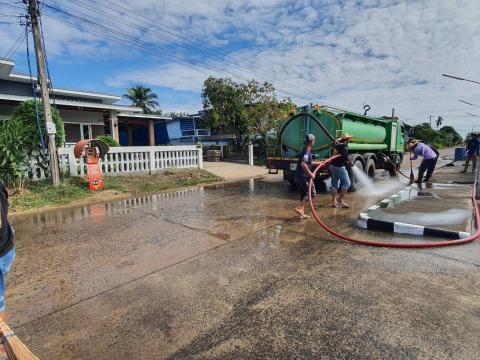 ล้างทำความสะอาดตลาดชุมชน