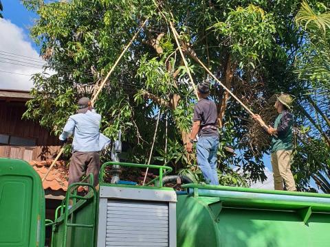 ล้างทำความสะอาดตลาดชุมชน