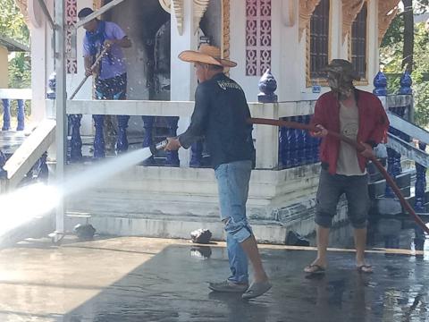 ฉีดล้างทำความสะอาดศาลาวัดบ้านบุตาพวง