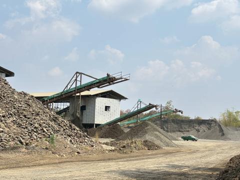 ดำเนินการออกตรวจสอบการปฏิบัติตามมาตรการป้องกันและแก้ไขผล กระทบสิ่งแวดล้อมในการทำเหมืองแร่