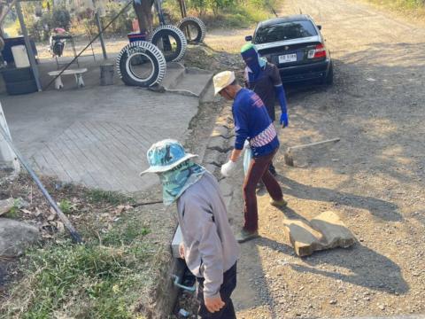 ดำเนินการซ่อมแซมฝาท่อระบายน้ำ หมู่ที่ 10