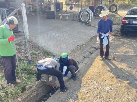 ดำเนินการซ่อมแซมฝาท่อระบายน้ำ หมู่ที่ 10