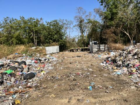 ดำเนินการปรับเกลี่ยพื้นที่บ่อขยะเทศบาลตำบลถาวร