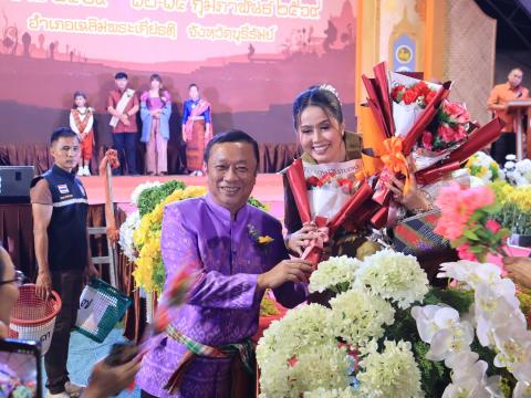 เดินแบบผ้าไหมกิตติมศักดิ์