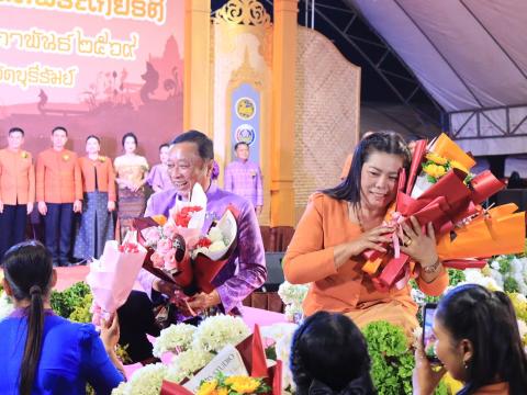 เดินแบบผ้าไหมกิตติมศักดิ์