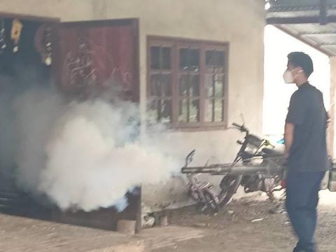 พ่นหมอกควันกำจัดยุงลาย พาหะนำโรคไข้เลือดออก