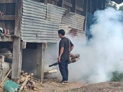 พ่นหมอกควันกำจัดยุงลาย พาหะนำโรคไข้เลือดออก