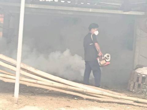 พ่นหมอกควันกำจัดยุงลาย พาหะนำโรคไข้เลือดออก