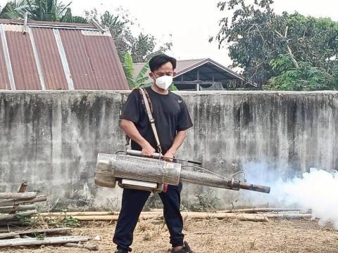 พ่นหมอกควันกำจัดยุงลาย พาหะนำโรคไข้เลือดออก