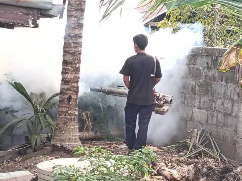 พ่นหมอกควันกำจัดยุงลาย พาหะนำโรคไข้เลือดออก