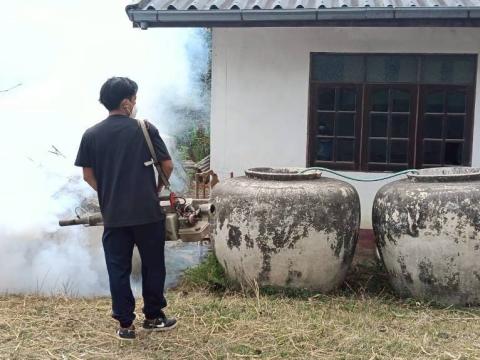 พ่นหมอกควันกำจัดยุงลาย พาหะนำโรคไข้เลือดออก