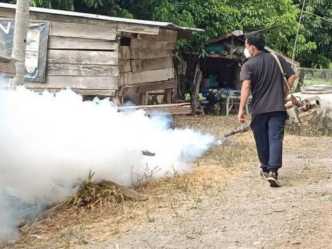พ่นหมอกควันกำจัดยุงลาย พาหะนำโรคไข้เลือดออก