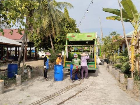 จัดเก็บขยะภายในวัดนิคมเขต