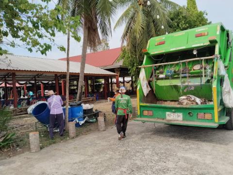 จัดเก็บขยะภายในวัดนิคมเขต