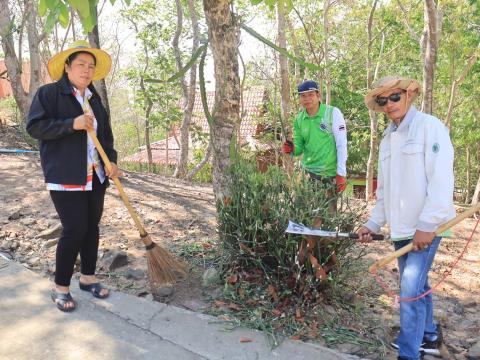 ทำความสะอาดจัดเตรียมสถานที่บริเวรสำนักสงฆ์วัดเขาหลุบ