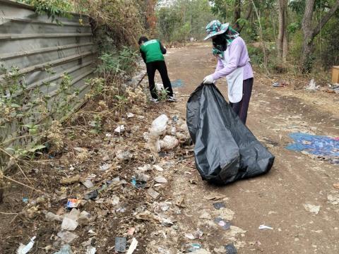 ทำความสะอาดสิ่งแวดล้อมบริเวณบ่อขยะเทศบาลตำบลถาวร