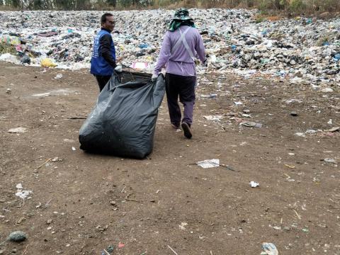 ทำความสะอาดสิ่งแวดล้อมบริเวณบ่อขยะเทศบาลตำบลถาวร