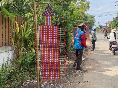 จัดเตรียมตกแต่งสถานที่ บริเวณเส้นทางที่ใช้แห่ขบวนบั้งไฟ