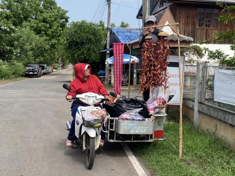 จัดเตรียมตกแต่งสถานที่ บริเวณเส้นทางที่ใช้แห่ขบวนบั้งไฟ