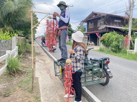 จัดเตรียมตกแต่งสถานที่ บริเวณเส้นทางที่ใช้แห่ขบวนบั้งไฟ